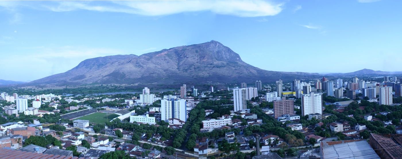 Vista de Governador Valadares com Pico da Ibituruna ao fundo